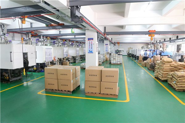 State-of-the-art injection molding floor with multiple presses in a clean 5S environment