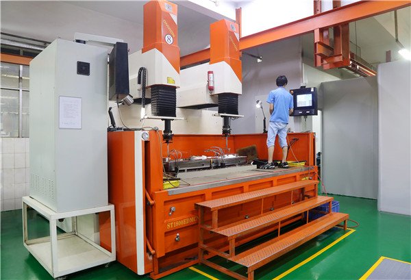 Mirror EDM machine for precision mold finishing