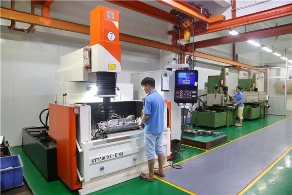 Wire EDM equipment for complex mold geometries